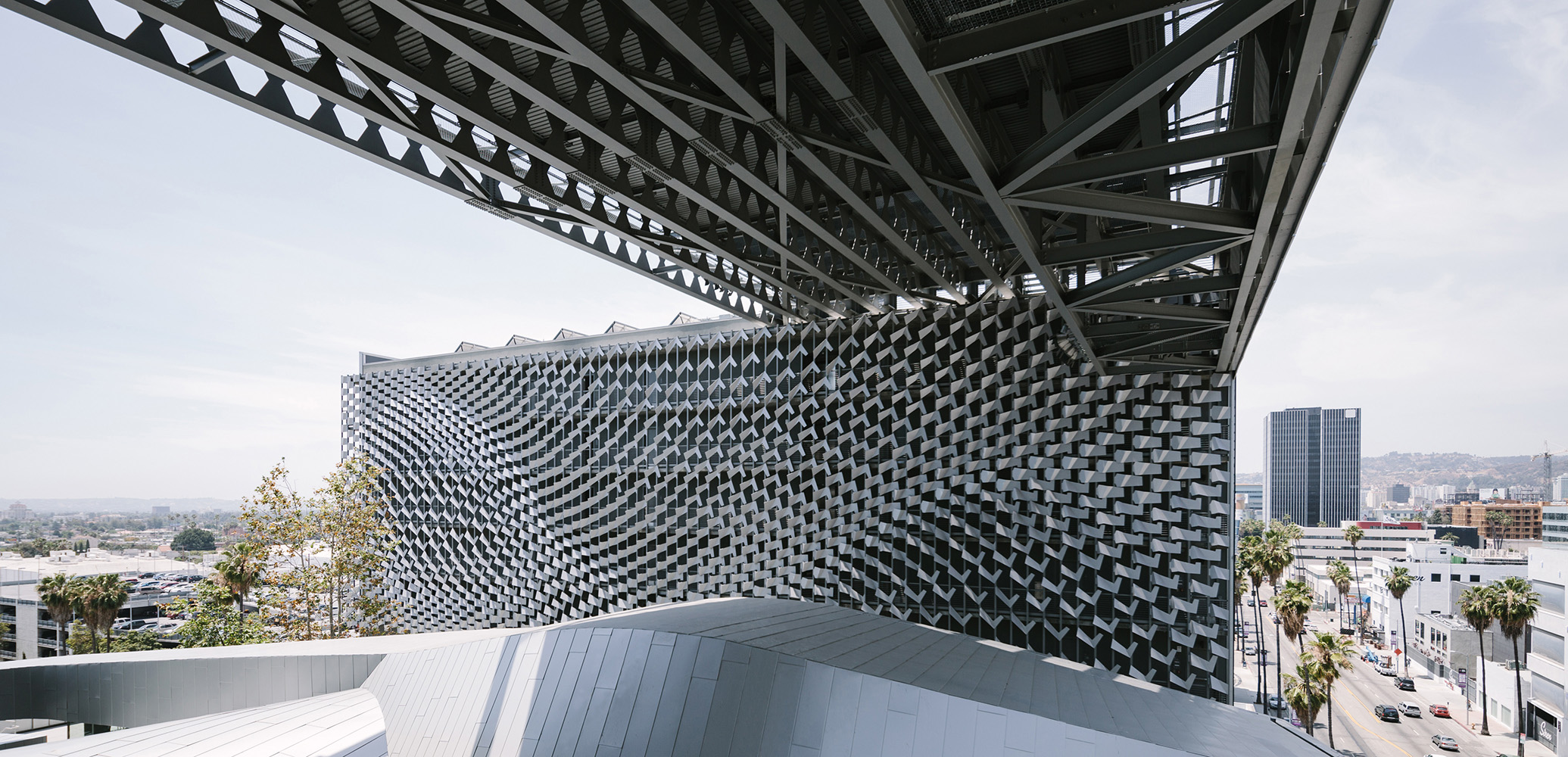 Folded aluminum facade panels. Photo by Taiyo Watanabe